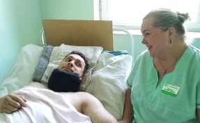В Кузбассе медсестра спасла мужчину, прыгнувшего в озеро с двухметрового обрыва и сломавшего позвоночник