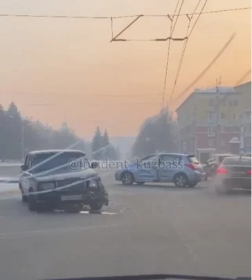 Фото: В Кемерове столкновение двух автомобилей на Советском проспекте попало на видео 3