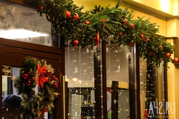 Фото: Ёлка на главной площади, гирлянды и огни: Кемерово нарядился к Новому году 28