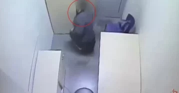 Фото: В Кемерове похититель кофе пытался спрятать украденное в комнате с камерами  1