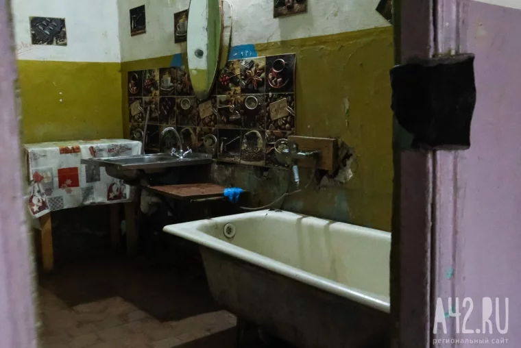 Фото: Мёртвые котята, остывшие батареи и угрозы дворнику ножом: как живут в кемеровском общежитии в Кировском районе 41