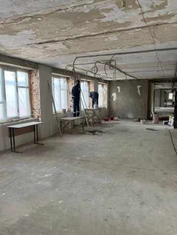 Фото: «Готовы дверные проёмы и полы»: Дмитрий Анисимов рассказал о ходе работ по капремонту бывшей школы №5 в Кемерове 1