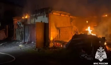 Фото: В Кузбассе 22 человека эвакуировались ночью из горящего дома 1