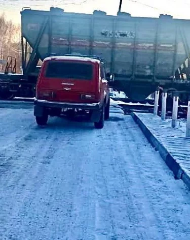 В Кузбассе автомобиль столкнулся с тепловозом