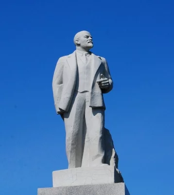 Фото: Новокузнечанин предложил поставить у школы памятник Ленину 1