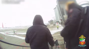 Фото: В Новокузнецке мужчина решил покурить на борту самолёта 1