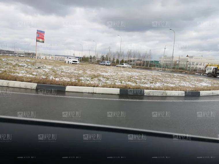 Фото: Очевидцы: в кемеровской Лесной Поляне произошло ДТП с участием автомобиля Mercedes 2