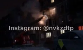 Появилось видео ночного пожара в кузбасской многоэтажке