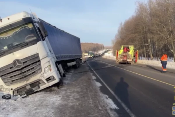 На кузбасской трассе фура застряла в кювете из-за погоды