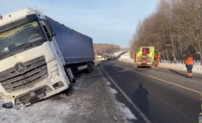 На кузбасской трассе фура застряла в кювете из-за погоды