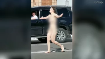 Фото: Голая женщина на дороге в Раменском оказалась популярной телеведущей: опубликовано видео 1