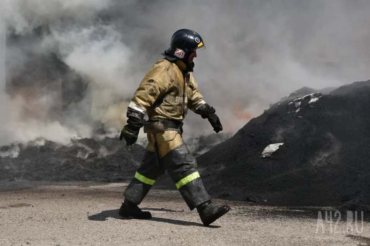 Фото: В пожаре возле рынка «Сотка» в Кемерове никто не пострадал 1