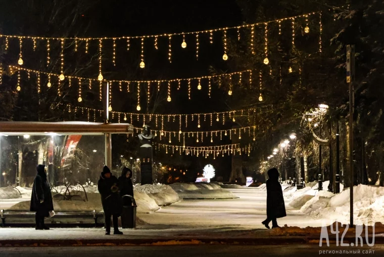 Фото: Ёлка на главной площади, гирлянды и огни: Кемерово нарядился к Новому году 30