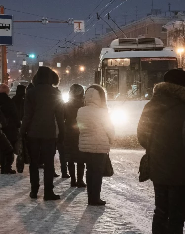 Кемеровчанка пожаловалась на заваленные снегом остановки после очистки дорог