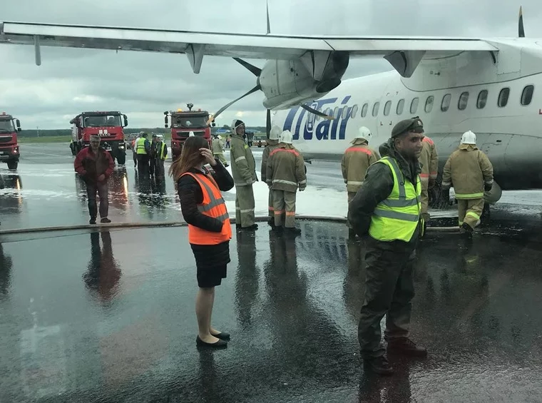 Фото: В аэропорту Тюмени у самолёта загорелось шасси во время взлёта 2