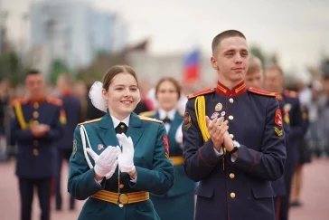 Фото: Врио губернатора Кузбасса Илья Середюк поздравил выпускников кадетских школ с окончанием учёбы 3