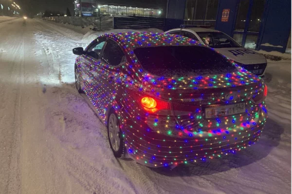 Кузбассовца обязали снять с машины установленный с нарушениями новогодний тюнинг