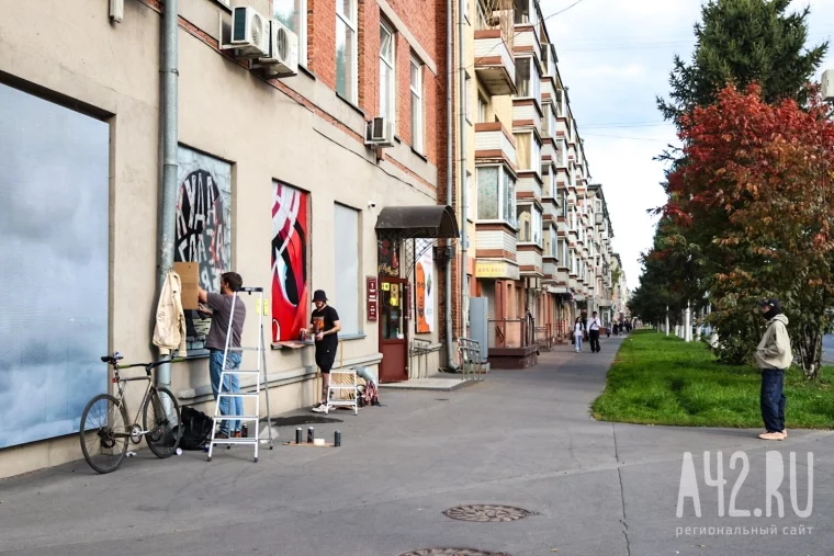 Фото: Глаза художника, луч света и граффити на фургоне: в Кузбасском центре искусств окрылась выставка современного искусства 42