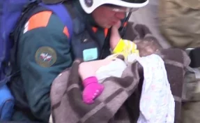 Спасённого из-под завалов в Магнитогорске малыша отправят домой в сопровождении врача