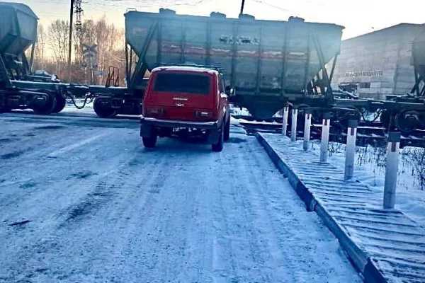 В Кузбассе автомобиль столкнулся с тепловозом