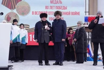 Фото: Митинг-концерт по случаю присвоения почётного звания кузбасскому городу посетили более 5 тысяч человек 3