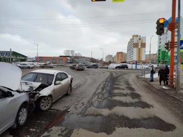 Фото: Момент ДТП с тремя автомобилями в Кемерове попал на видео 1