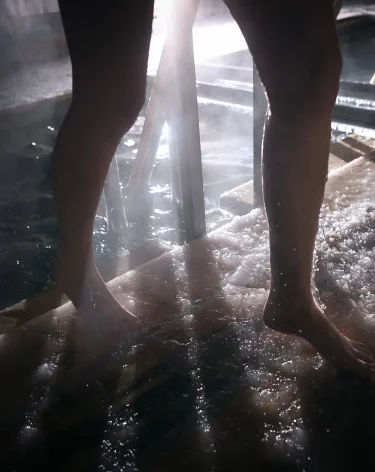 «Смертельная игра»: кузбасский врач рассказал, чем опасны купания в проруби в мороз