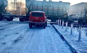 В Кузбассе автомобиль столкнулся с тепловозом
