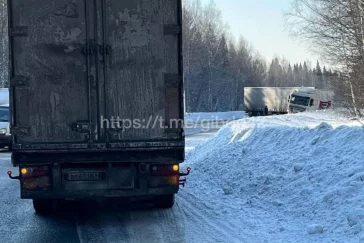 Фото: В Кузбассе ввели ограничение на трассе «Сибирь» из-за ДТП 3