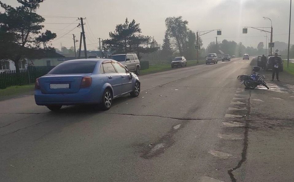В Кузбассе 14-летний подросток на мопеде врезался в Chevrolet, два человека в больнице