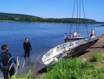 Фото: Кемеровские спасатели вытащили из Томи лодку, которая пролежала на дне много лет 1