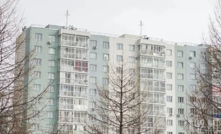 В Новокузнецке росгвардейцы задержали пьяную девушку, громившую съёмную квартиру