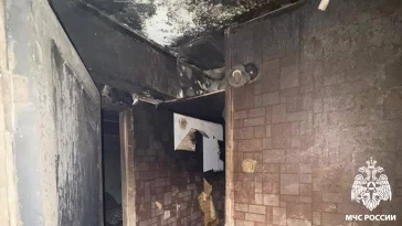 Фото: В Юрге 10 человек эвакуировались из горящей пятиэтажки, ещё троих спасли пожарные 1