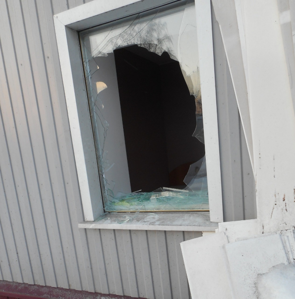 В Кузбассе рецидивист разбил окно в доме знакомого и украл телевизор