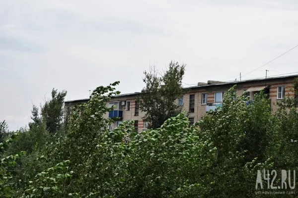 В Кузбассе сильный ветер повредил кровлю школы