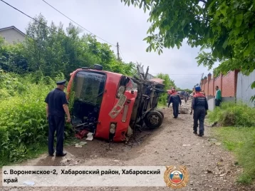 Фото: В Хабаровском крае 12 детей пострадали при опрокидывании автобуса, который вёз их на экскурсию 1