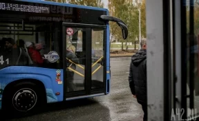 Кемеровчан попросили перепроверять расписание автобусов, размещённое на остановках