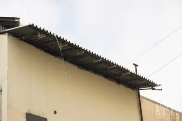 Фото: «Скоро дом разрушится»: кемеровчанин пожаловался мэру на протекающую крышу 1
