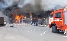 В Каспийске горит торговое здание, во время тушения пострадали трое пожарных