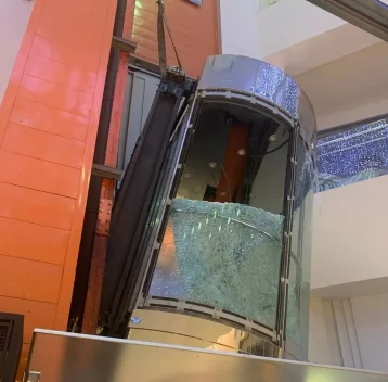 Фото: В Самаре в ТЦ упал лифт с тремя подростками  1