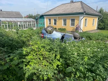 Фото: В Кузбассе нетрезвый водитель без прав въехал в чужой огород 1