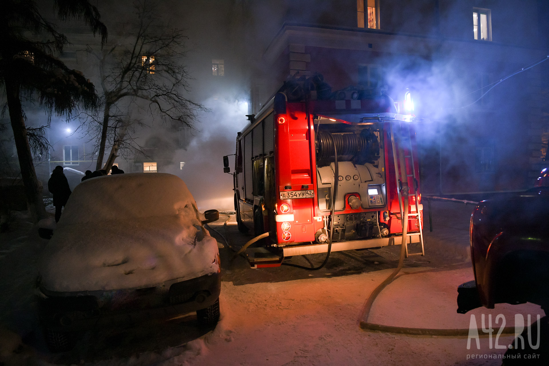 В Кузбассе ночью горел гаражный бокс с КамАЗом, пожар тушили почти час
