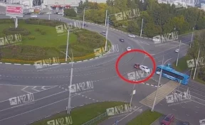 В Кемерове на кольце бульвара Строителей столкнулись две иномарки: момент попал на видео