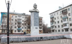 «Вся плитка треснутая»: кемеровчанин сообщил о сильных повреждениях отреставрированного памятника Юрию Гагарину