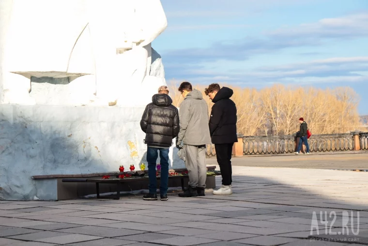 Фото: Кемеровчане начали нести цветы к памятникам в память о погибших в Подмосковье 6