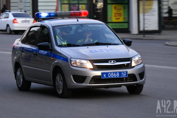 В Санкт-Петербурге полицейский автомобиль насмерть сбил пешехода на тротуаре