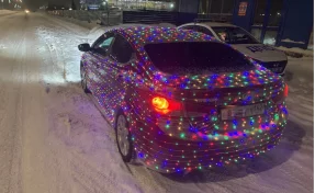 Кузбассовца обязали снять с машины установленный с нарушениями новогодний тюнинг