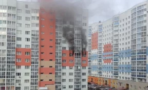 Сотрудники МЧС спасли 4 человек при пожаре в многоэтажке в центре Кемерова