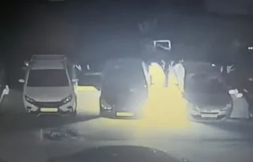 Фото: Момент поджога авто на проспекте Комсомольском в Кемерове попал на видео 1
