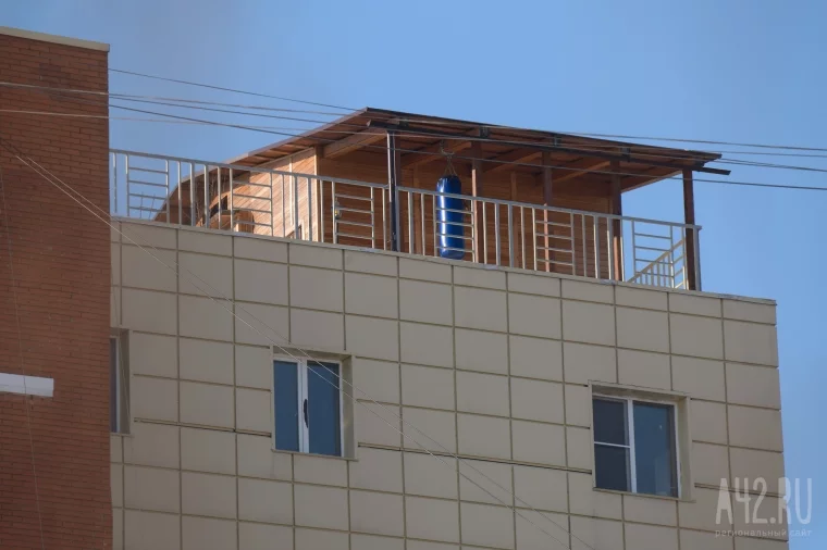 Фото: В Кемерове на крыше многоэтажного жилого дома построили баню. А так можно было? 1
